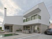 DESLUMBRANTE VILA T4 EM PONTINHA!