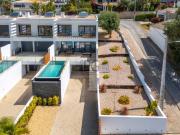 Deslumbrantes moradias modernas com vistas panorâmicas...