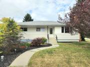 Detached Bungalow with oversize garage in Kingsland