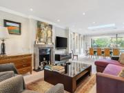 Detached House to rent with 4 bedrooms, Clare Lawn...