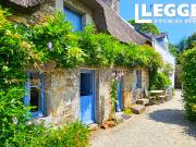 Deux charmantes maisons, dont une au toit de chaume,...