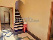 Deux maisons avec leur jardin au milieu d'un terrain...