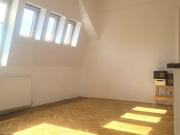 Diese 5 Zimmer Altbauwohnung mit sonniger Terrasse...