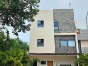 Disfruta casa de 3 niv en esquina en Residencial Arbolada