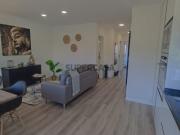 Distando a escassos metros do Mercado de Benfica, T2...