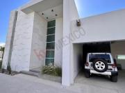 Distinguida residencia con Recámara planta baja. Zona...