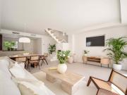 Distribuida en tres plantas, la vivienda ofrece tres...