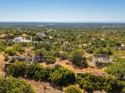 Dois extensos s de construção com vistas deslumbrantes...
