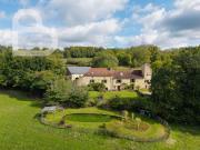 Domaine en pierre avec deux maisons, grange et bassin...