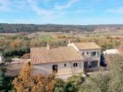 Domaine en position dominante comprennent 2 maisons et pisci