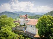 Dominant la vallée d'une province historique bordée...