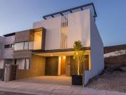donde el espacio se encuentra con el lujo: casa con luz...