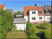Doppelhaus mit zwei Garagen in zentraler Lage von...