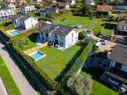 Doppelhaushälfte in Ollon mit großem flachen Garten und...