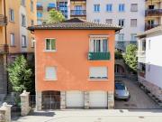 Doppelhaushälfte mit 2 Wohnungen und 2 Garagen im Herzen...