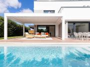 Doppelhaushälfte mit Pool Exklusives Zuhause für die Familie