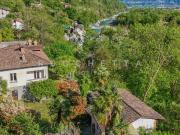 Doppelhaushälfte und Nebengebäude mitten im Grünen mit...