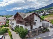 Dorfhaus mit angebauter Scheune und Garagen