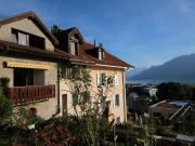 Dorfhaus mit Balkon mit Blick auf See und Berge zum...