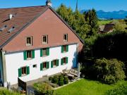 Dorfhaus mit unabhängigen Wohnungen und Baureserve