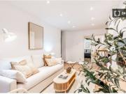 Dormitorio 2: cama doble con escritorio y TV/baño compartido