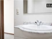 Dormitorio con baño en residencia grande en Ciudad...