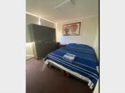 Dormitorio con cama matrimonial