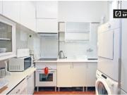 Dormitorio con estantería en apartamento de 6...