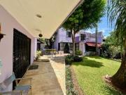 Dos casas que comparten un hermoso jardín en barrio...