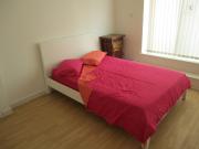 Double bedroom in a 4 bedroom apartment close to Canary...