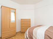 Double bedroom in a 5 bedroom house, near Wormholt Park...