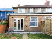 Double bedroom in a 5 bedroom house, near Wormwood...