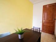 Double bedroom in a large student flat, near the Urgell...
