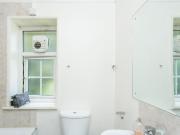 Double bedroom near the East Acton tube Has a Room