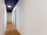 Double bedroom with a balcony, in Tiergarten