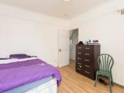 Double ensuite bedroom close to the East Acton tube...