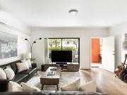 Double fronted courtyard apartment with direct street... Double fronted courtyard apartment with direct street...