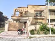 Double Unit Like New With Gas Vip Location Lake View...
