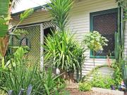 DOWNTOWN COTTAGE LOOKING FOR LOVE