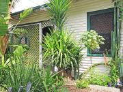 DOWNTOWN COTTAGE LOOKING FOR LOVE