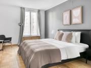 Dreamy Innere Stadt 1BR w/ Elevator, steps to Hoher...