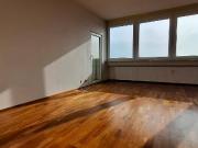 Drei Zimmer, ein Parkplatz und ein Pool