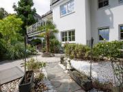 Drei Zimmer Wohnung mit großem Garten und zwei TG...