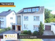 Dreifamilienhaus mit Traumgarten, Garagen und Chance auf...