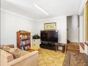 Dual Level Self Contained Living | Upstairs $1,150 pw |...