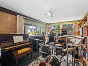 Dual living potential – close to bus