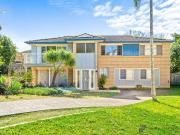 DUAL LIVING POTENTIAL – CLOSE TO BUS