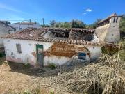 Duas casas em ruínas