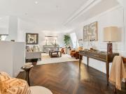Duplex apartment with terrace to rent in Mayfair, W1J