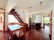 Duplex con cuatro dormitorios frente a parque